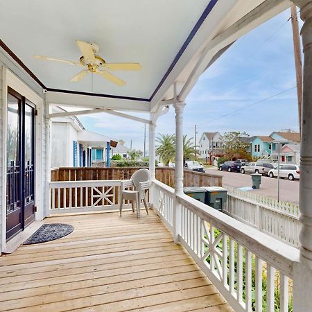 The Beachy & Charming Whale Galveston Exterior photo