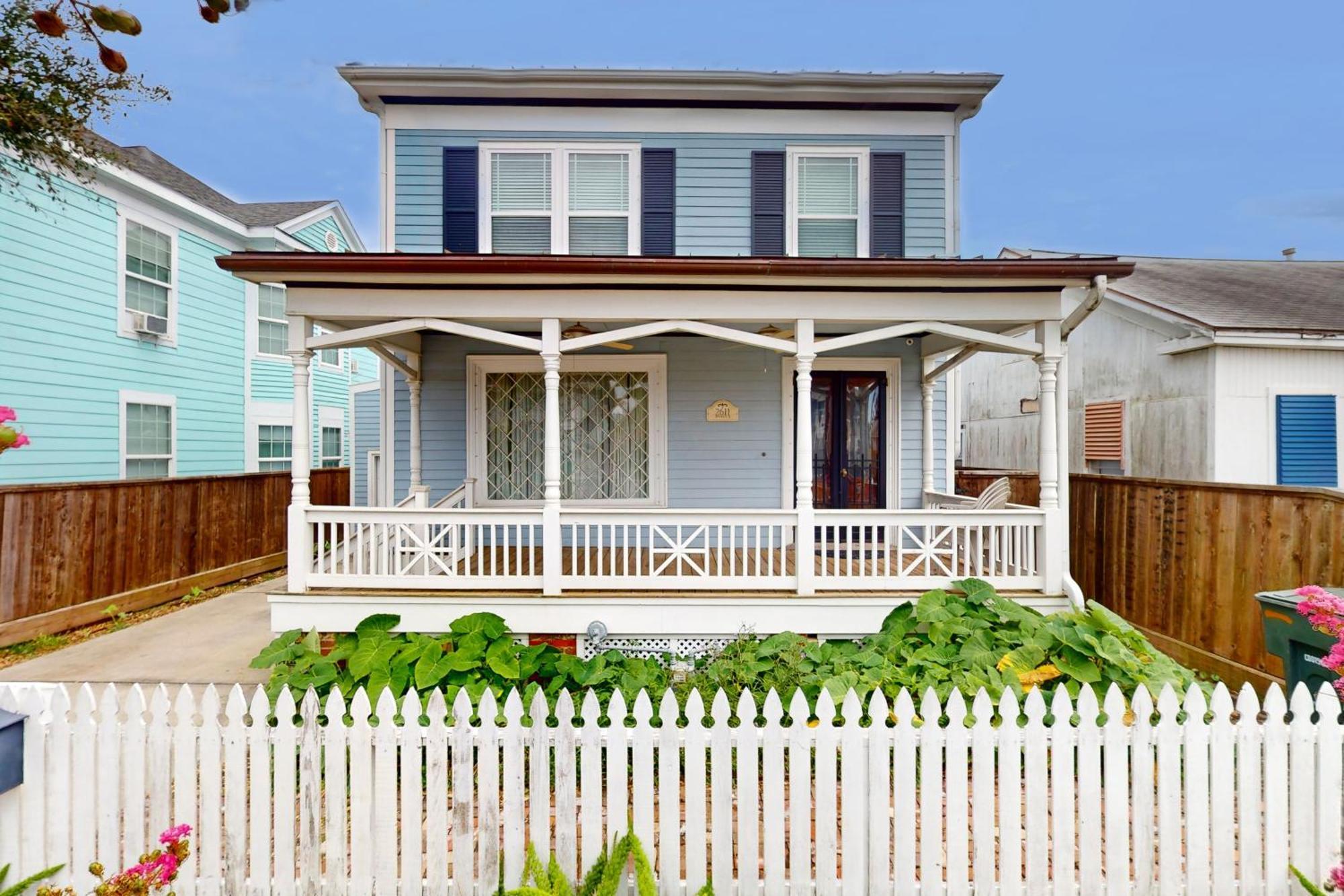 The Beachy & Charming Whale Galveston Room photo