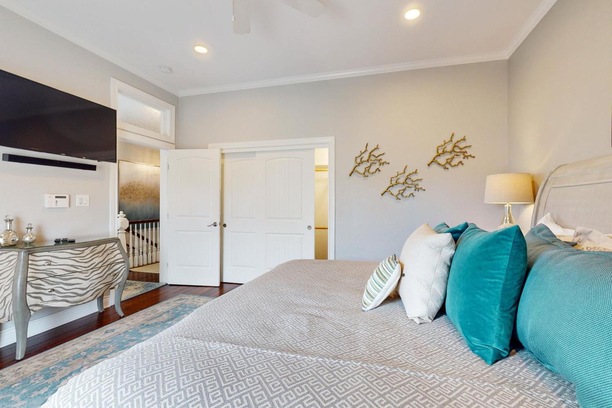 The Beachy & Charming Whale Galveston Room photo